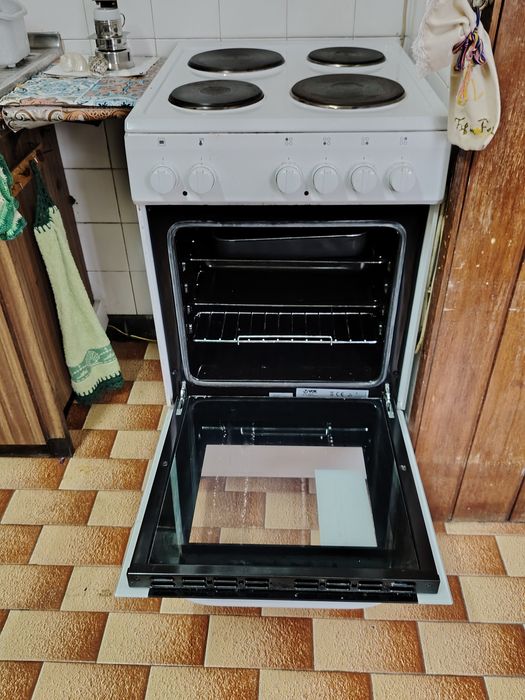 Fogão elétrico com quatro discos e forno