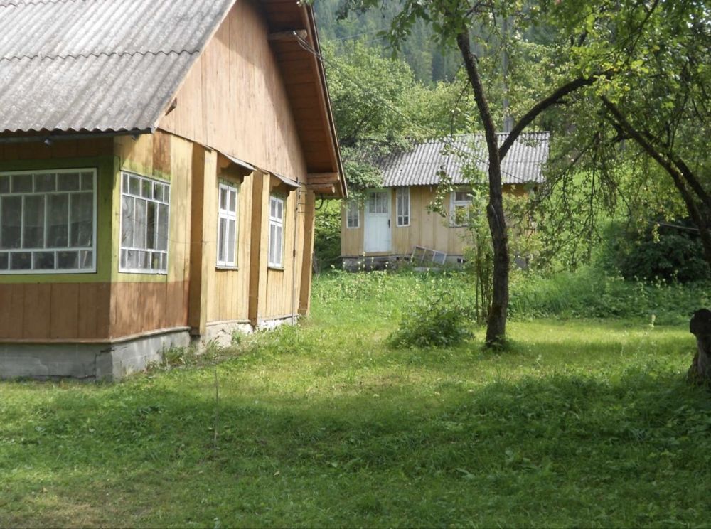 Дім і дві земельні ділянки