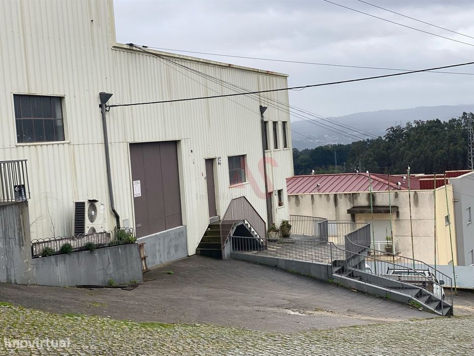 Armazém para arrendamento com 247 m2 com licença para Comércio e Indús