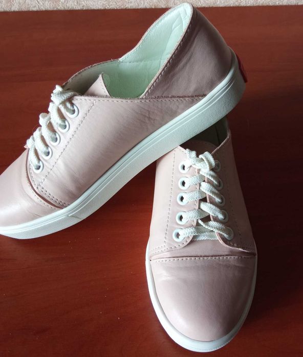 Кроссовки кожаные, женские