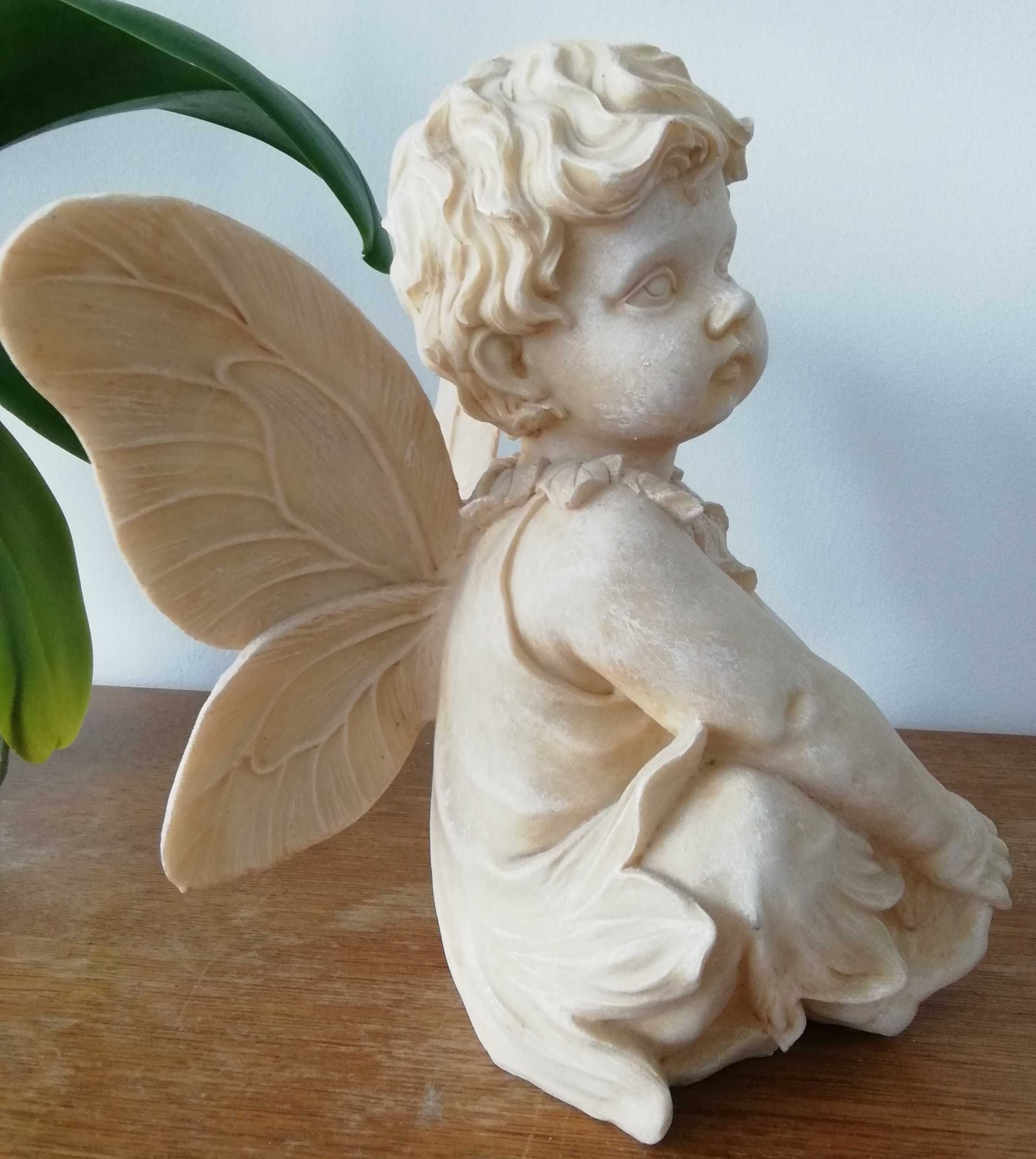 Figurka anioł aniołek zamyślony wys. 25 cm polirezyn do salonu na grób