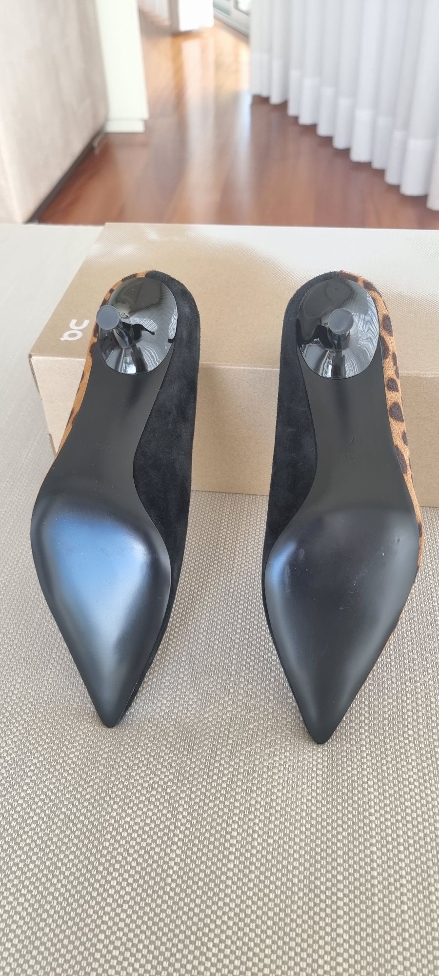Sapatos em pêlo e camurça