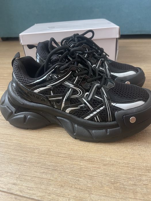 Нові жіночі кросівки на 37 розмір