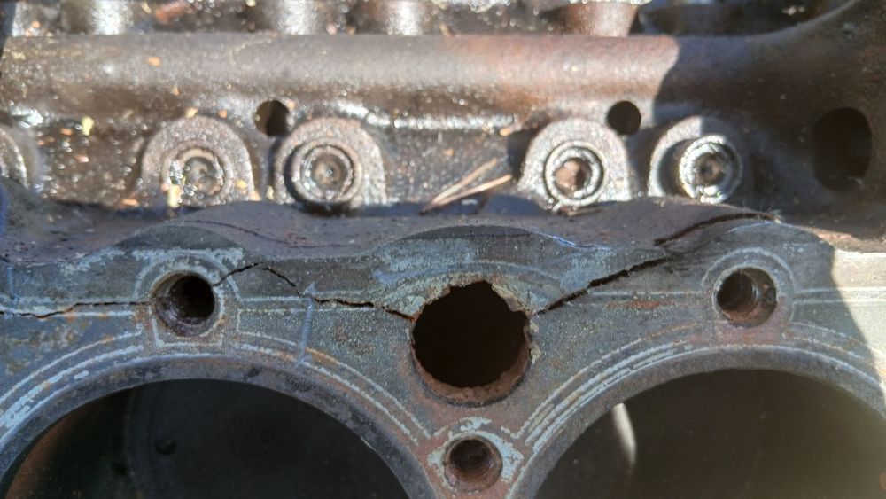 Silnik do łodzi V8 Marine Power Model 305K po rozmrożeniu