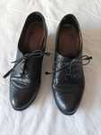 Sapatos antigos para venda.