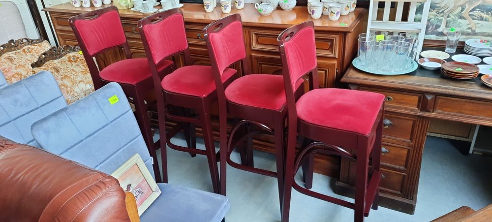 Masywne drewniane krzesła barowe-hokery