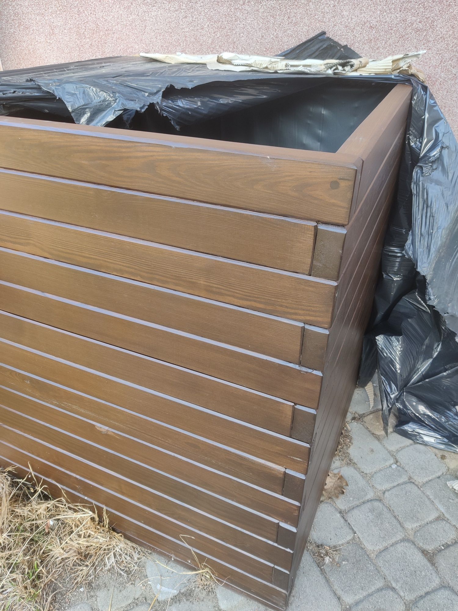 Nowa donica drewniana, skrzynia zewnętrza ogrodowa o wymiarach 1x1x1m