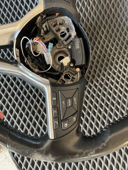 Руль на ліф 2019 рік оригінал всі кнопки працюють