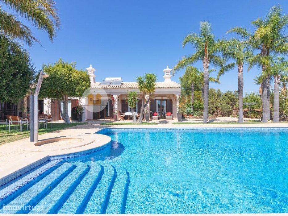 Moradia T4+2 de Luxo na Serra Algarvia com Vista para o Mar e Piscina