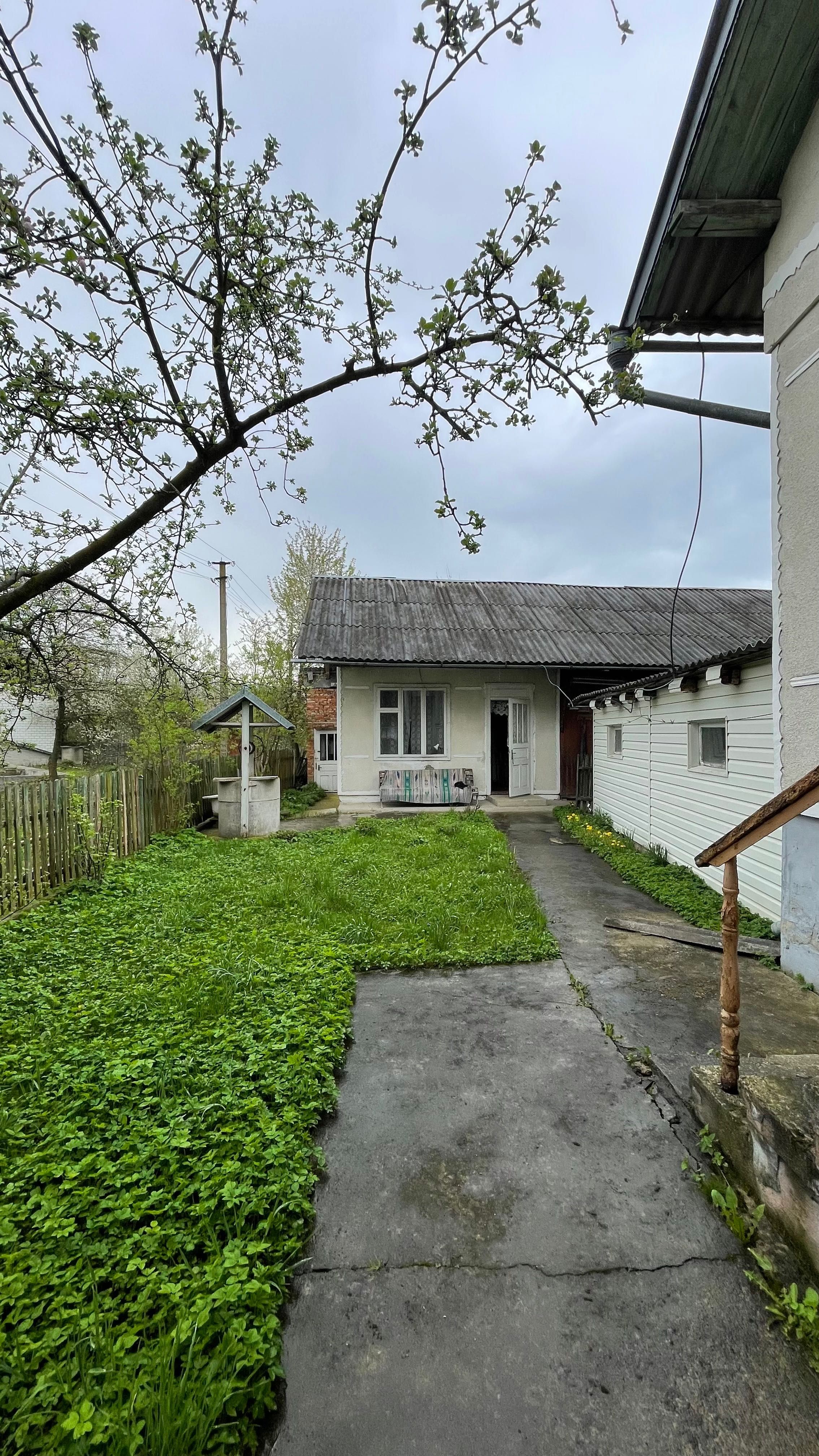 Продам будинок с. Підмихайля (біля Калуша), 15 соток, літня кухня.