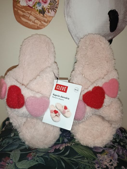 Nowe pantofle z sercami różowe 40-41