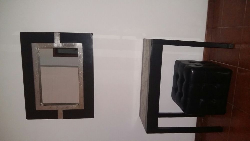 Espelho e consola em preto e prateado