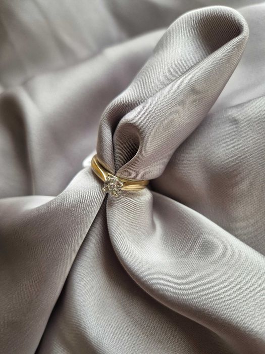 Złoty pierścionek Apart 585 z 7 diamentami i certyfikatem