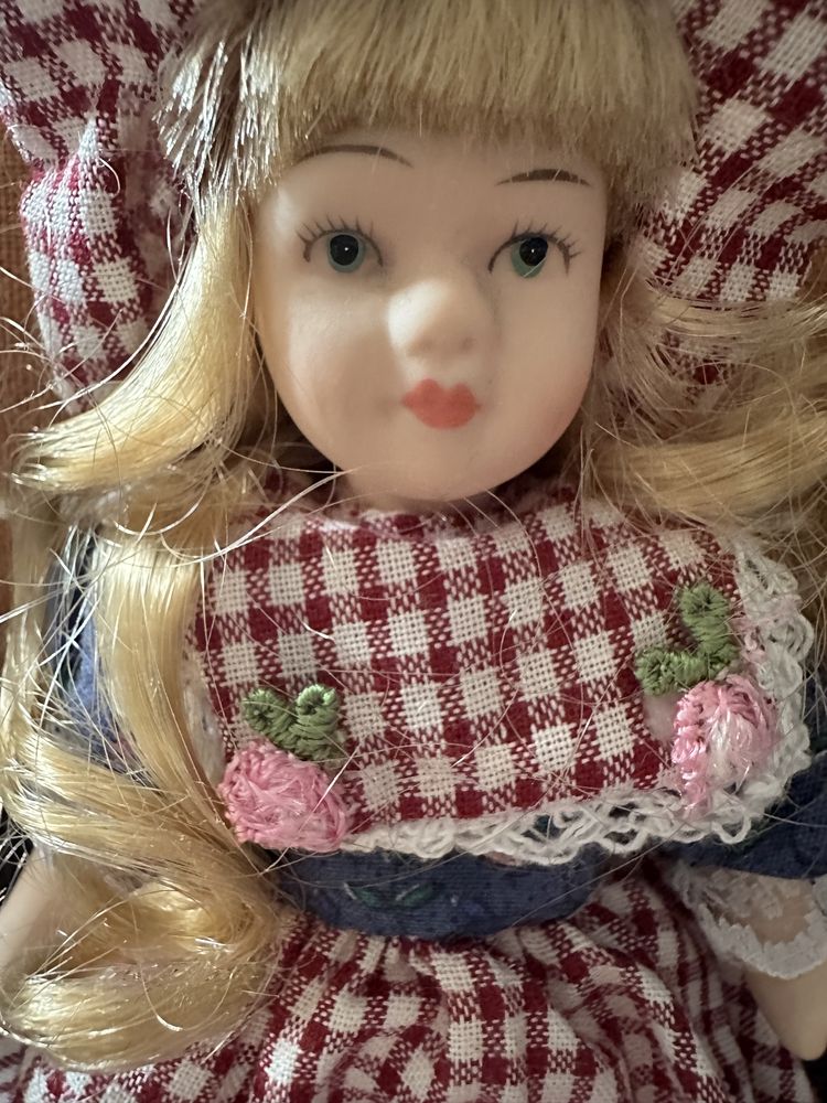 Mała lalka porcelanowa lata 90