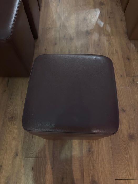 Sofás e pufes castanhos