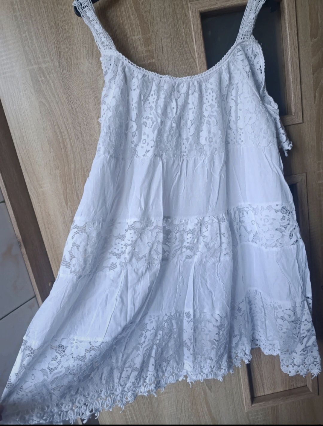 Sukienka boho z odkrytymi ramionami.