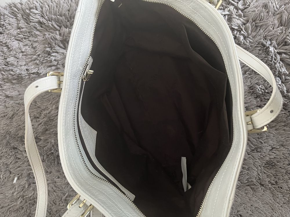 Biała skórzana torebka A4 Guess pojemna shopperbag