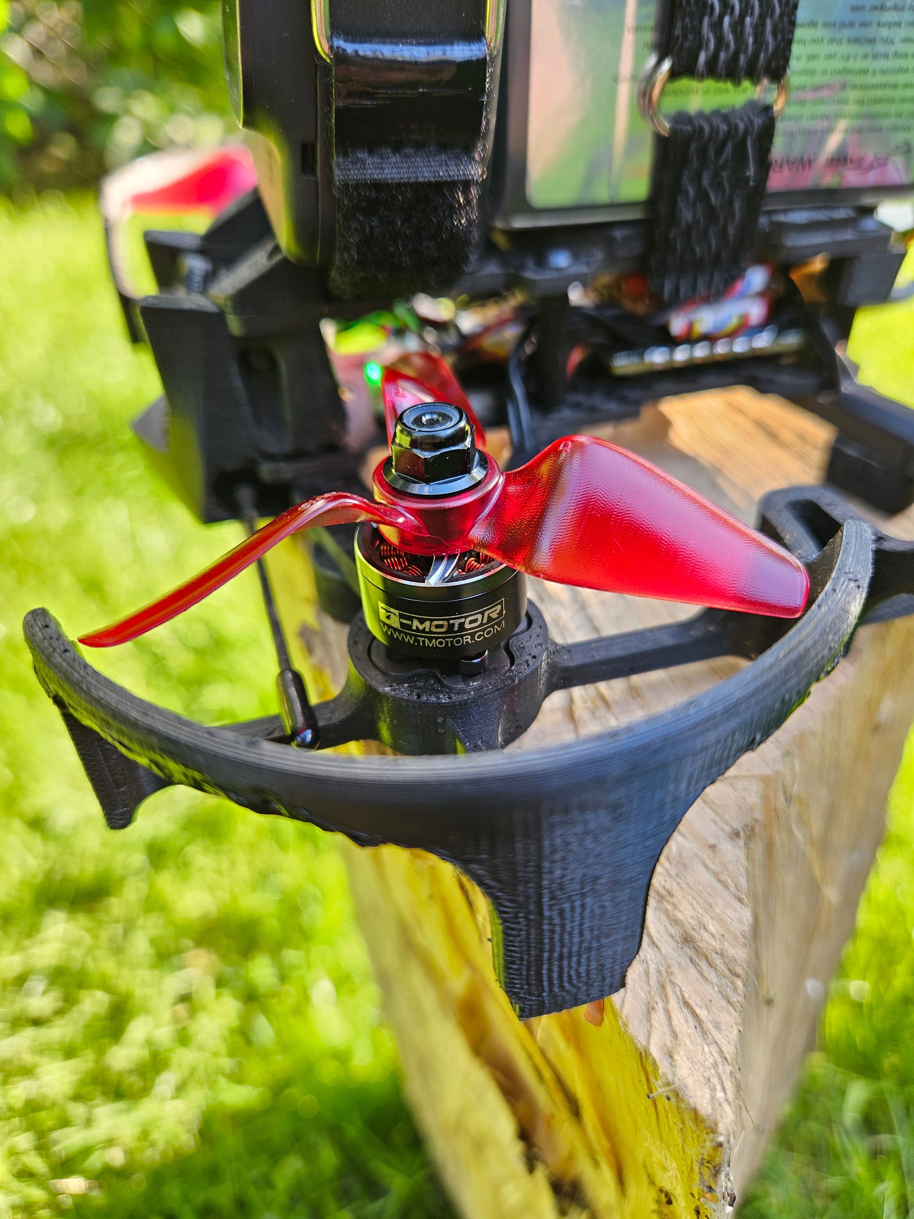 Dron FPV Cinewhoop na ramie Ethix Cinerat i topowych częściach.
