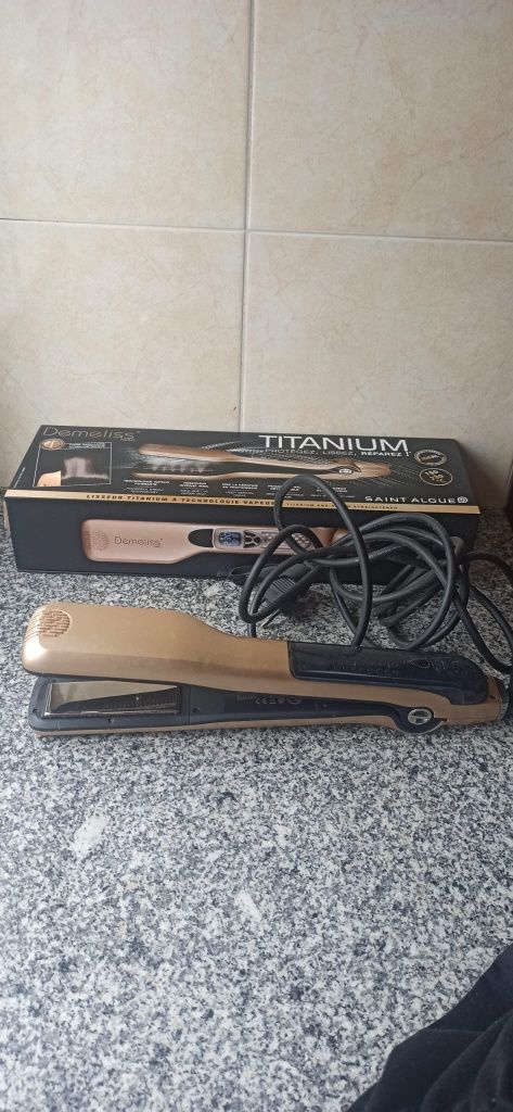 Placa de esticar o cabelo titanium