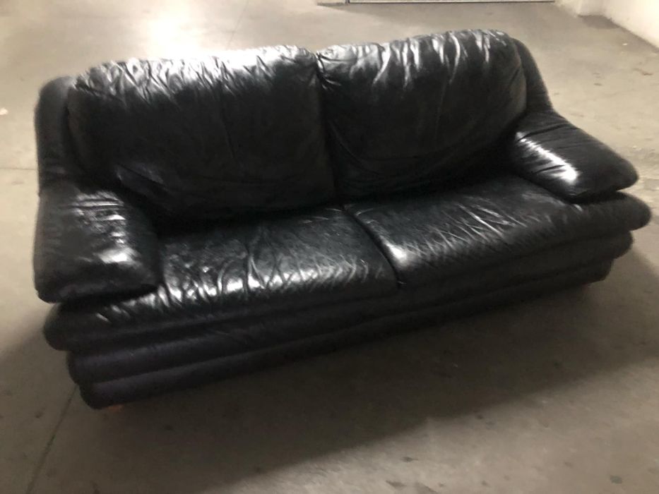 Sofa preto de pele/couro verdadeiro/a em bom estado
