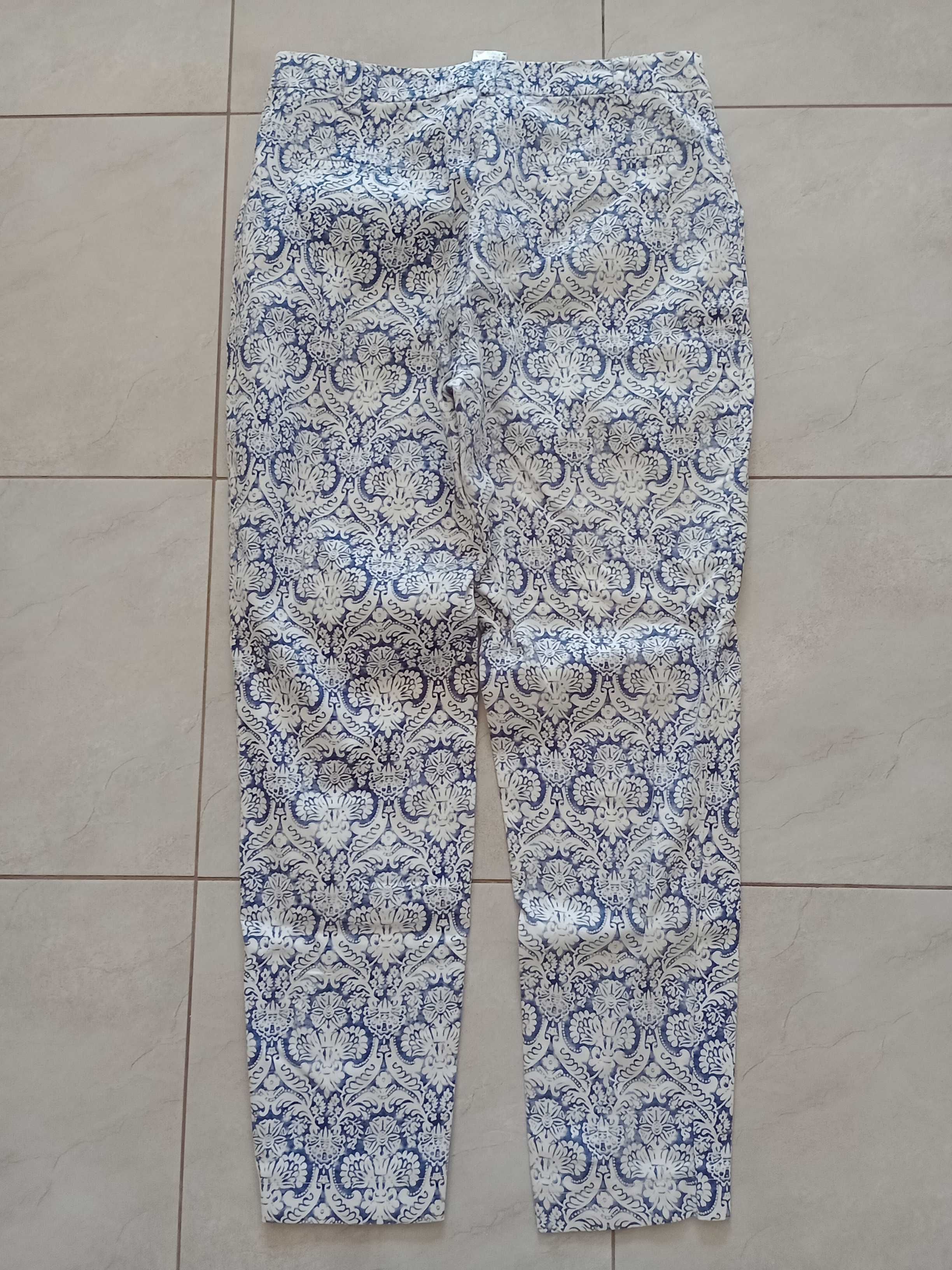 Eleganckie białe spodnie Quiosque nadruk print wzór
