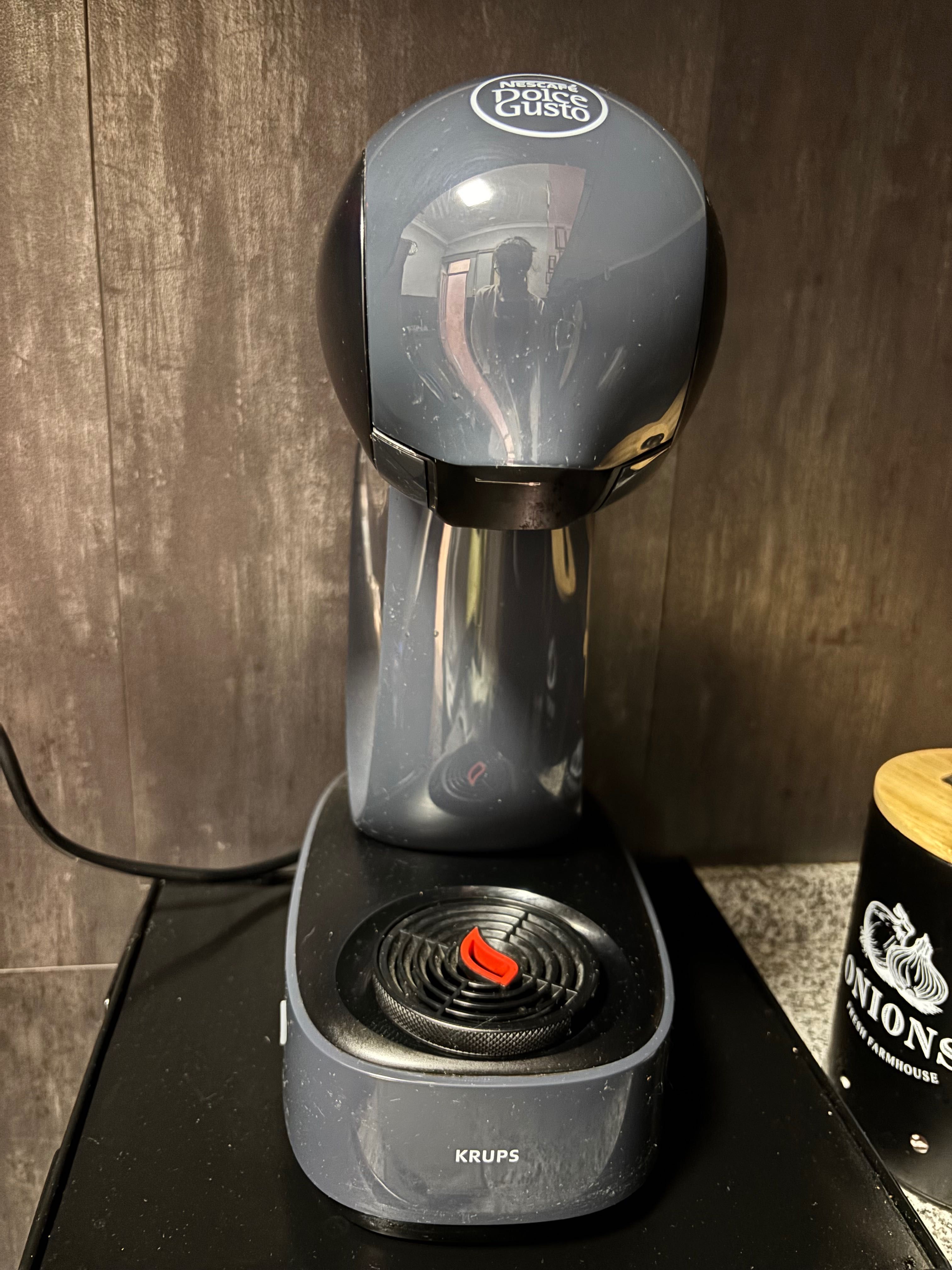 Máquina de café Dolce Gusto com oferta de porta-capsulas