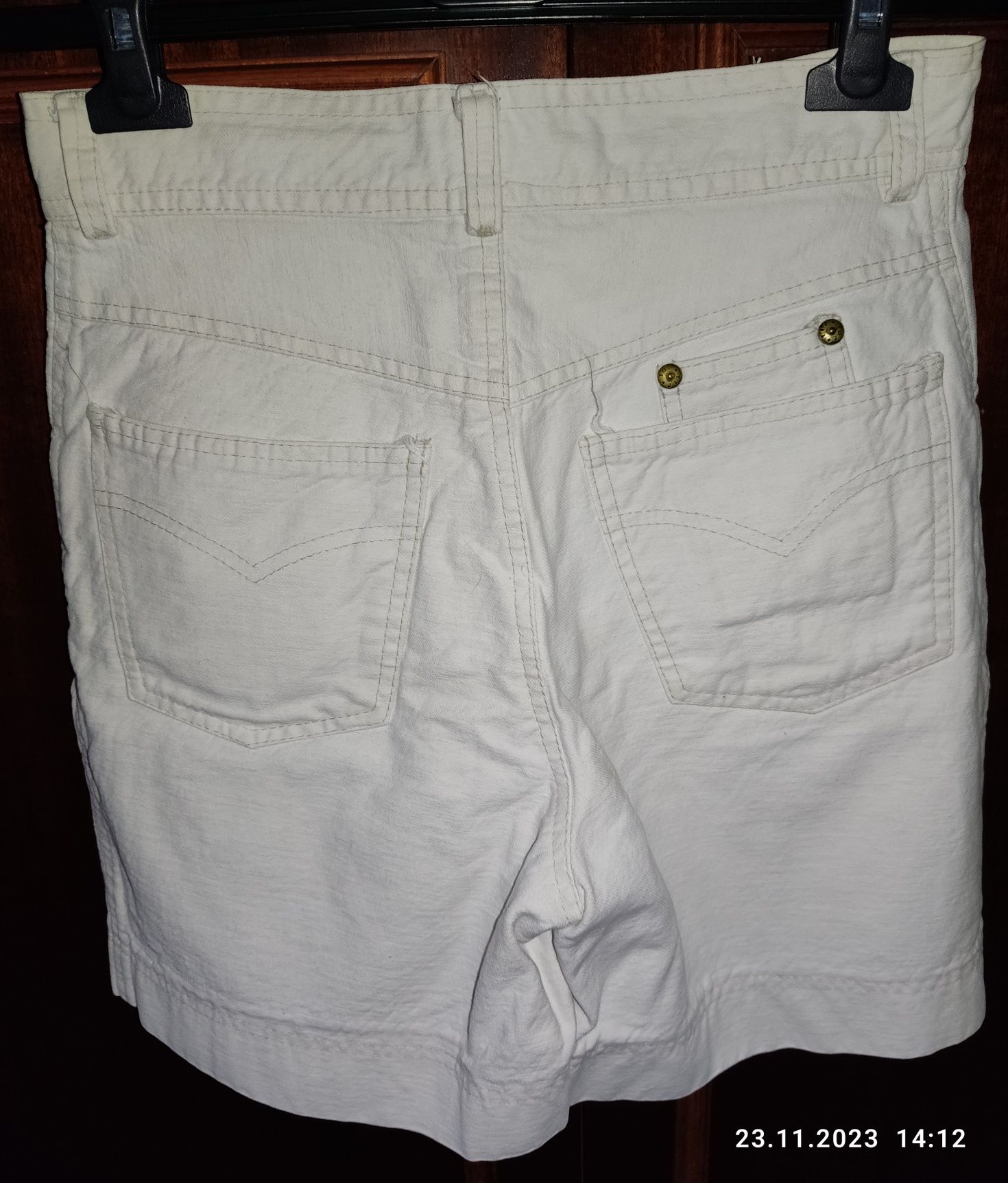 Spodnie damskie krótkie kremowe, używane.