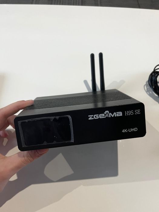 Dekoder ZGEMMA 4K
W zestawie pilot oraz zasilacz. Wszystko