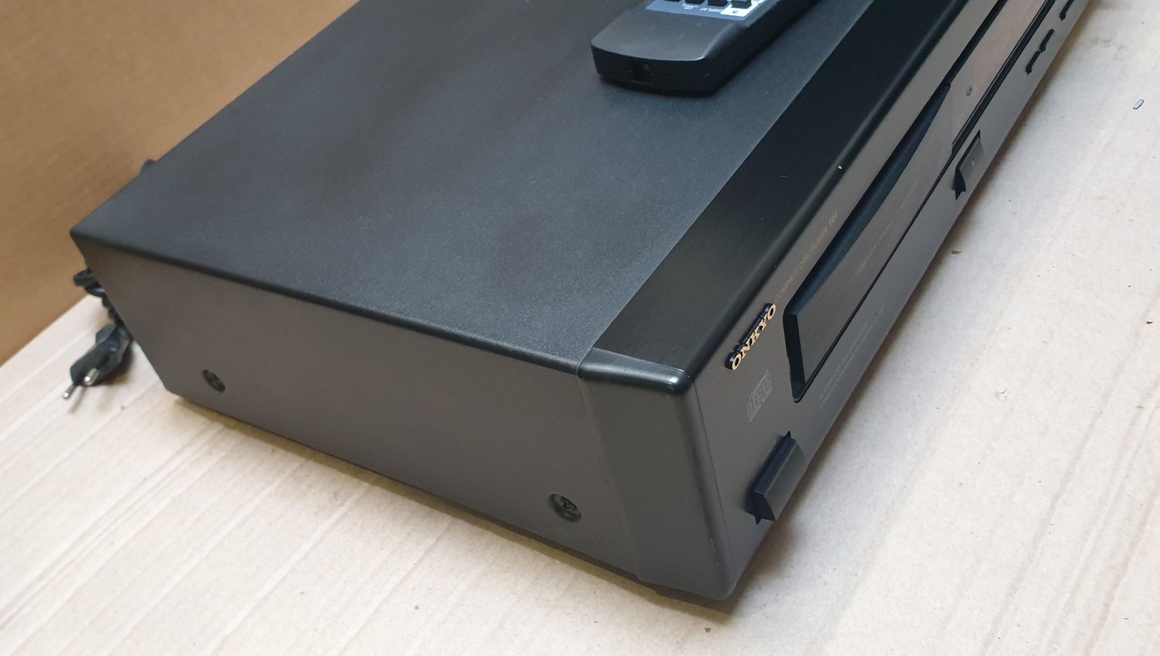 CD програвач Onkyo DX-7011 Пульт