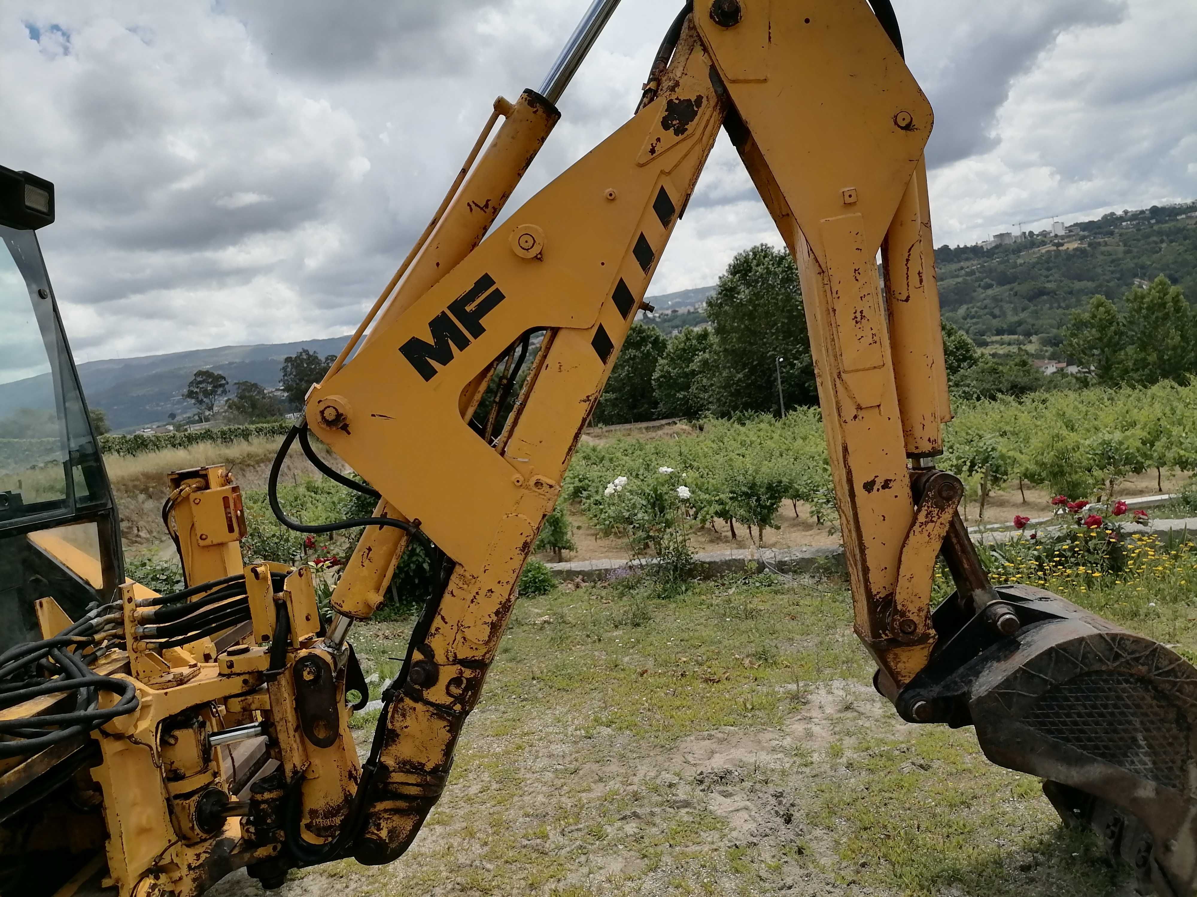 Retroescavadora MF 50HX somente com 7900H