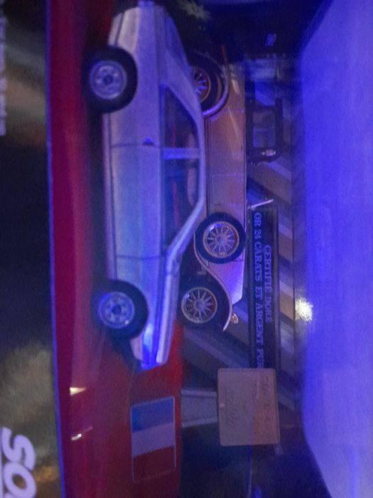 Carro de coleção renault centenário da marca solido