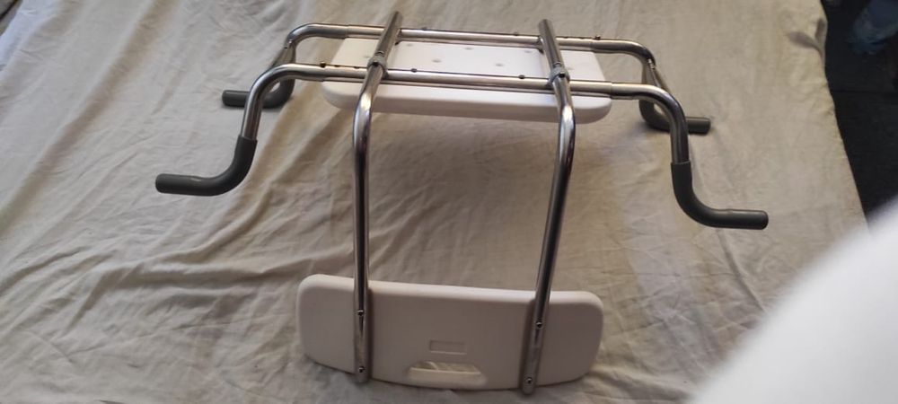 Стілець для ванни зі спинкою, новий, алюмінієвий, регульована ширина.