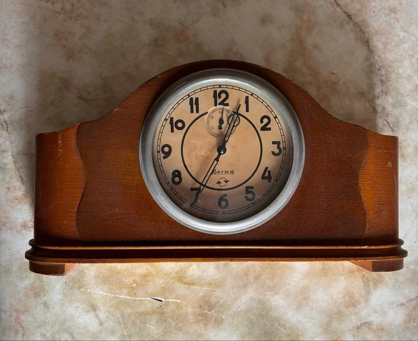 Антиквариат Часы в деревянном корпусе Весна ссср 50-е годы