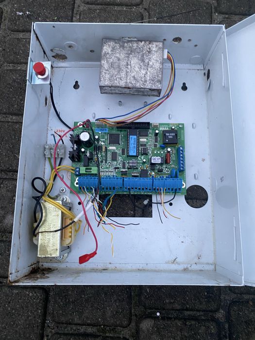 Коробка металева