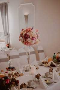 Piękne kule kwiatowe, kwiatki, dekoracja sali weselnej wesele