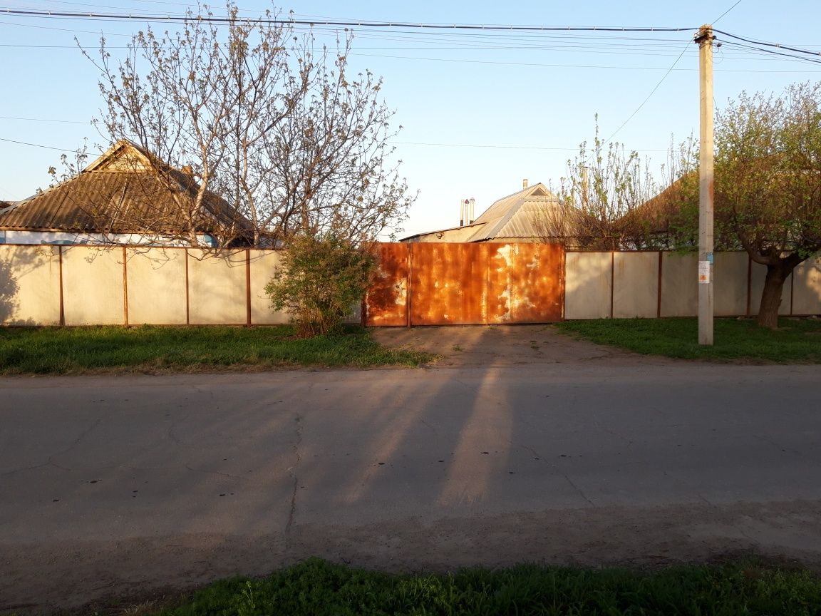 Продаётся домовладение, два дома, гараж, большой земельный участок