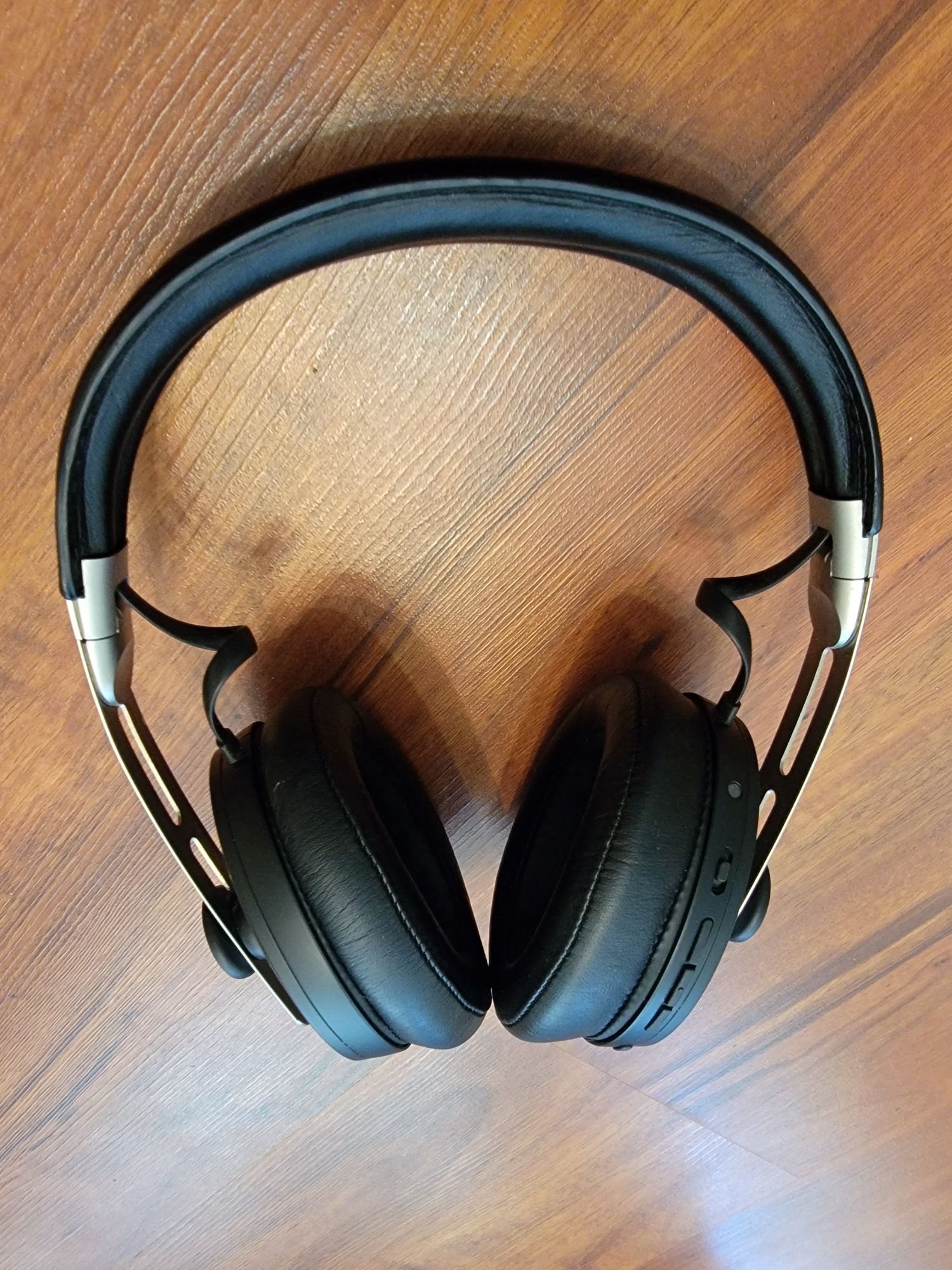 Топові навушники Sennheiser MOMENTUM 3
