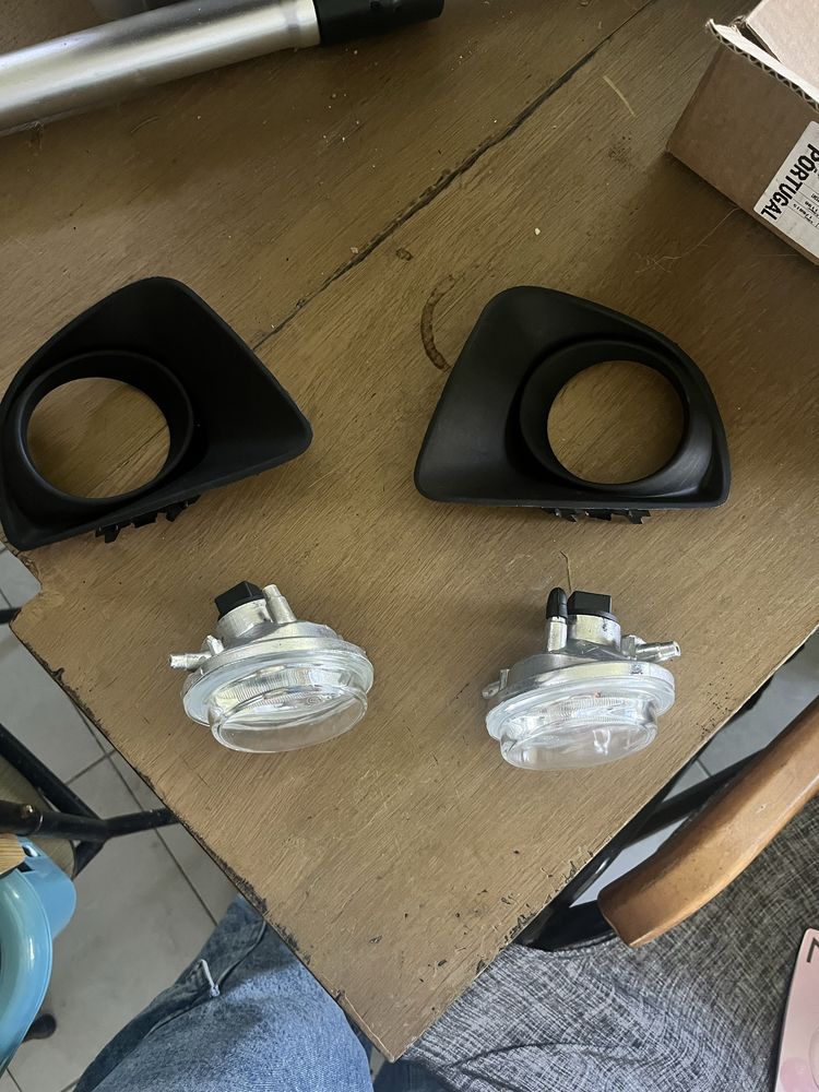Farois nevoeiro mazda 2 +plastico exterior