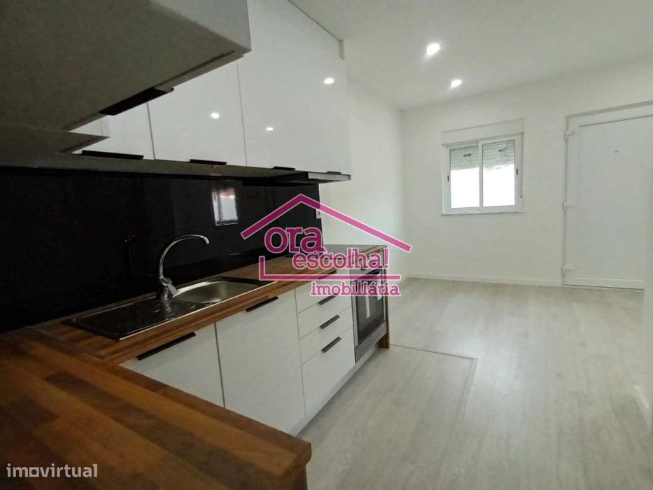 Moradia T1+1 Térrea em Banda TOTALMENTE REMODELADA com Logradouro e...