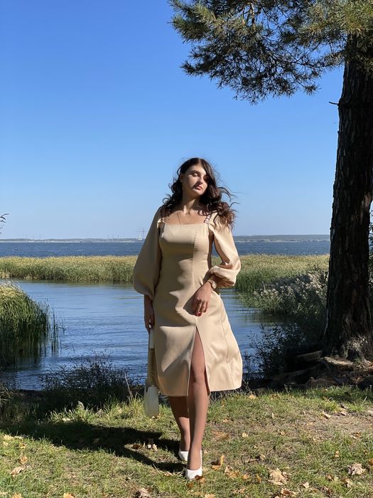 Елегантна жіноча сукня
