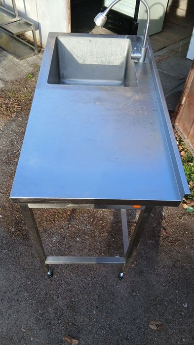 Столы,мойка ,из нержавейки.