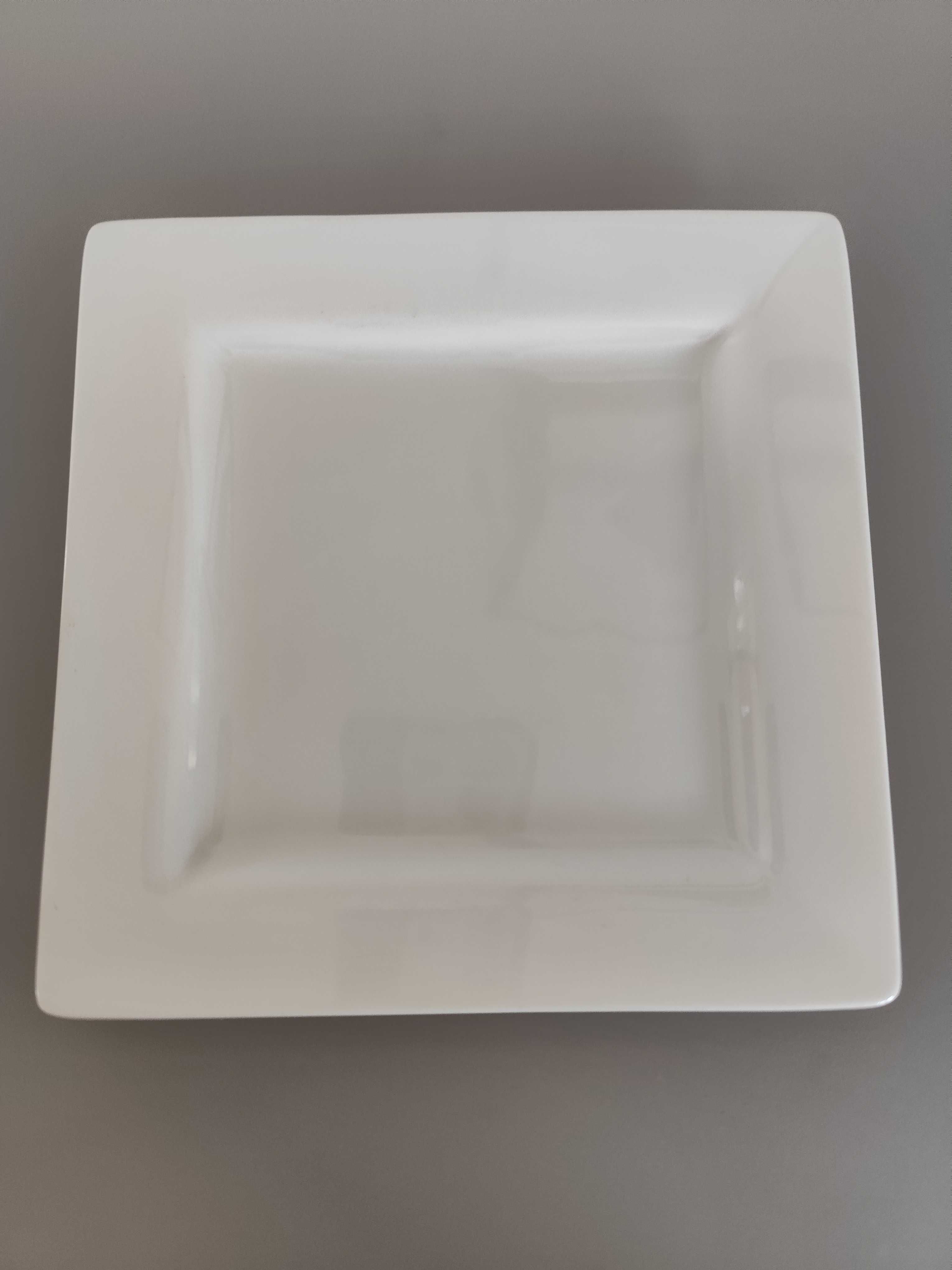 Biały kwadratowy talerz talerzyk dekoracyjny 16x16cm