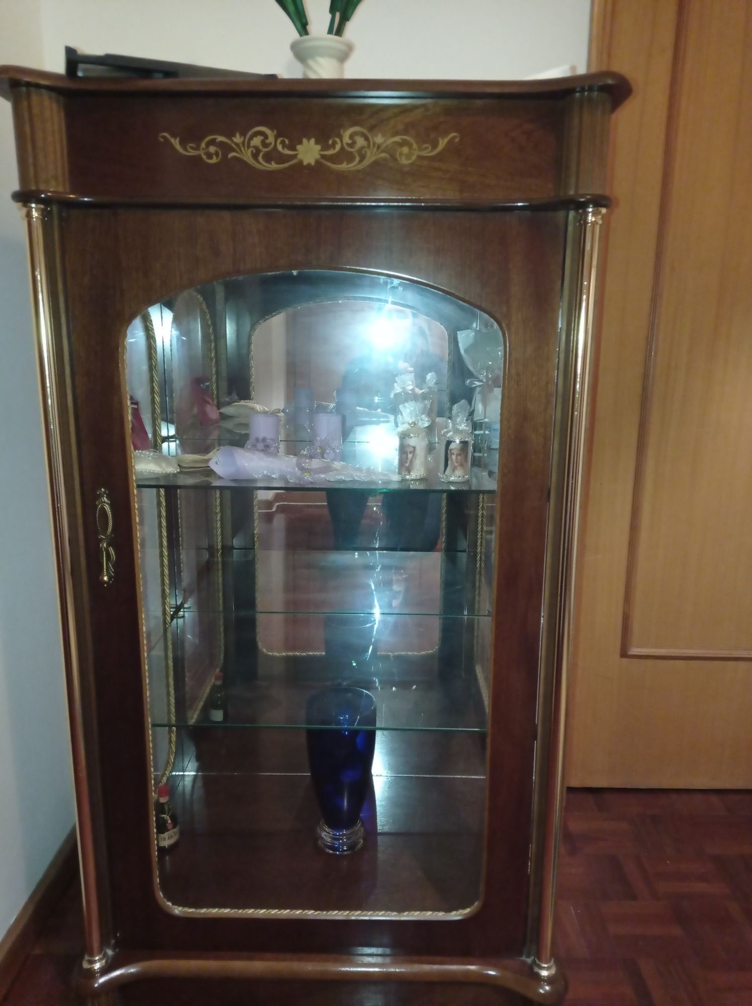 Vitrine com alçapão