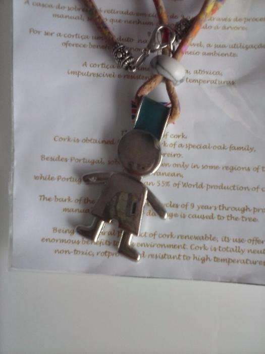 Colar em cortiça com boneca