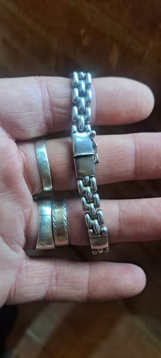 Pulseiras maciças em prata contrastada.