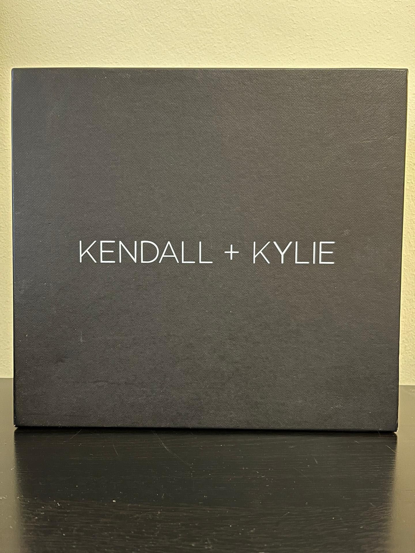 Vendo sandália Marca Kendall + Kylie na caixa.