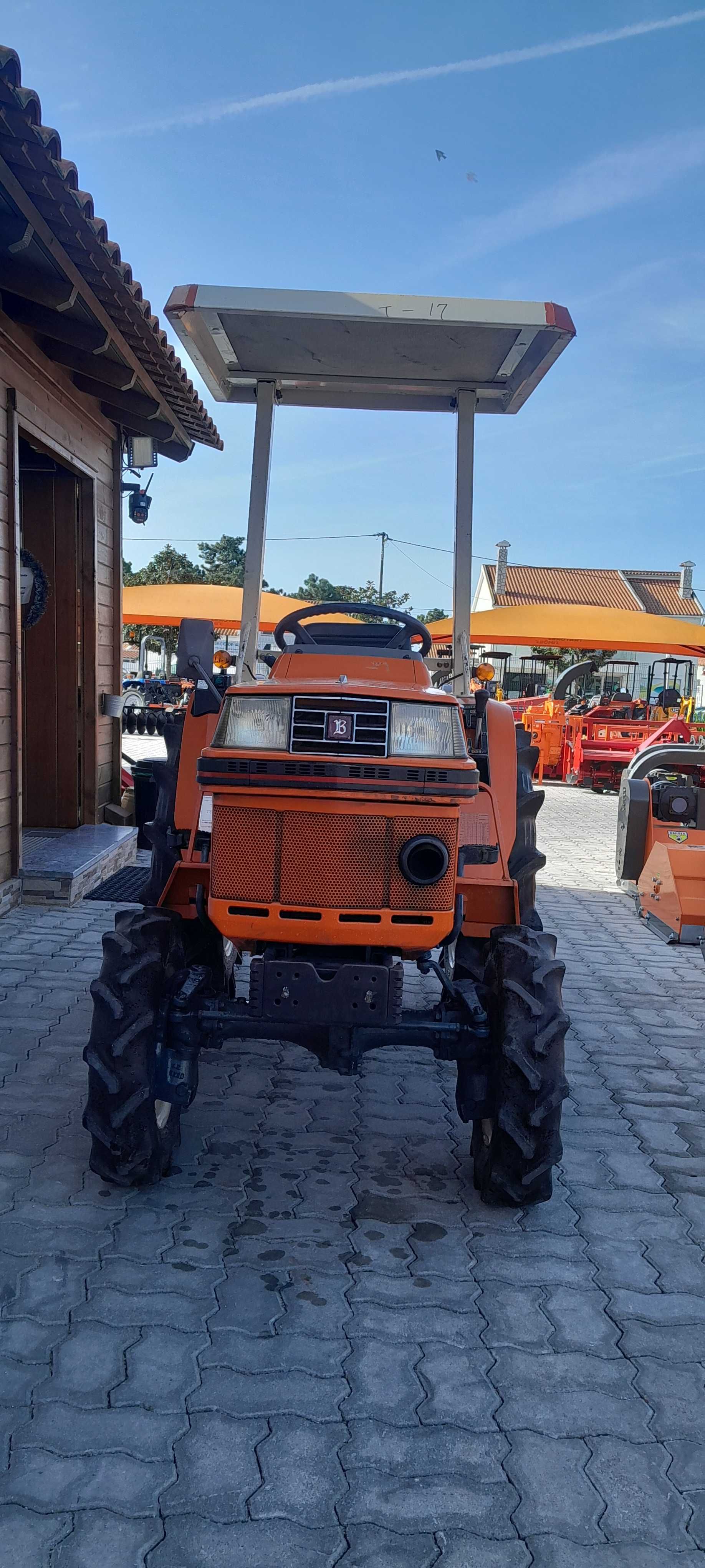 KUBOTA BULTRA B1-17, 4x4 com Capota