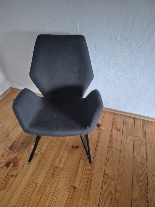 Fotel bujany w kolorze grafitowym