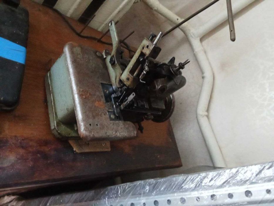 Оверлок, Швейна Машина