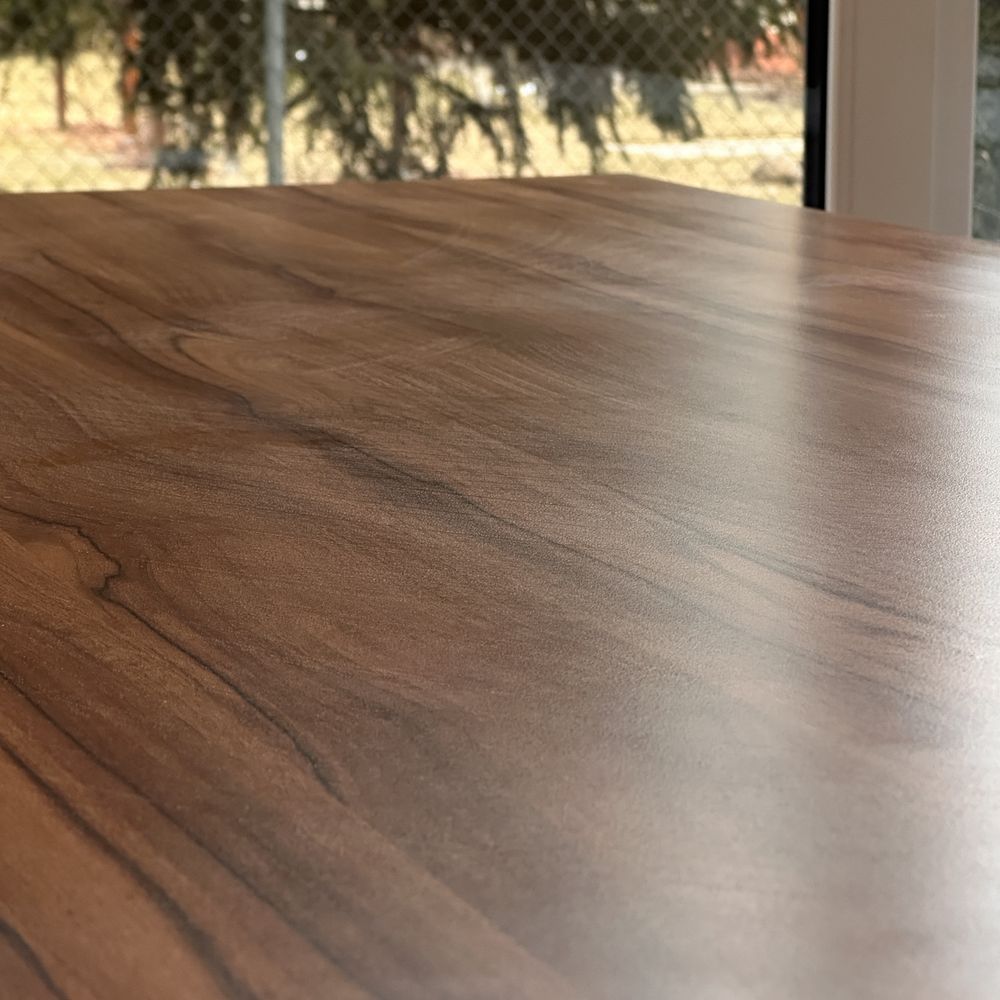 Stół z litego drewna i metalowymi nogami – nowoczesny design
